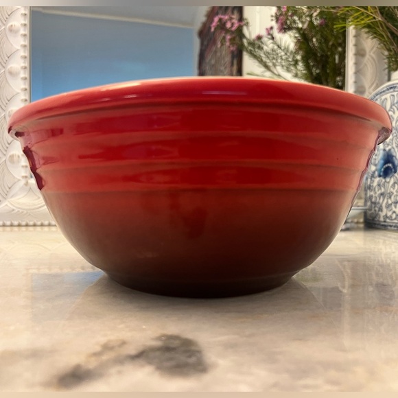 Le Creuset; Oval Serving Bowl, Cerise - Picture 5 of 6